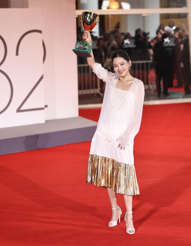 辛芷蕾夺得威尼斯电影节最佳女演员奖