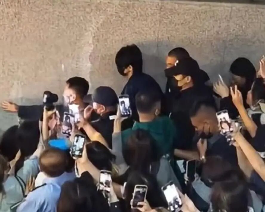 演员刘某某在高铁站台被多名旅客围堵拍照，官方发布情况说明
