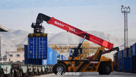 阿拉山口国境站今年通行中欧班列超5000列