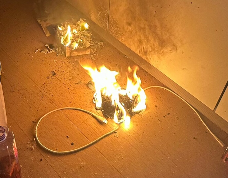 太吓人！辽宁一女子正睡觉，床上的充电宝爆炸起火！