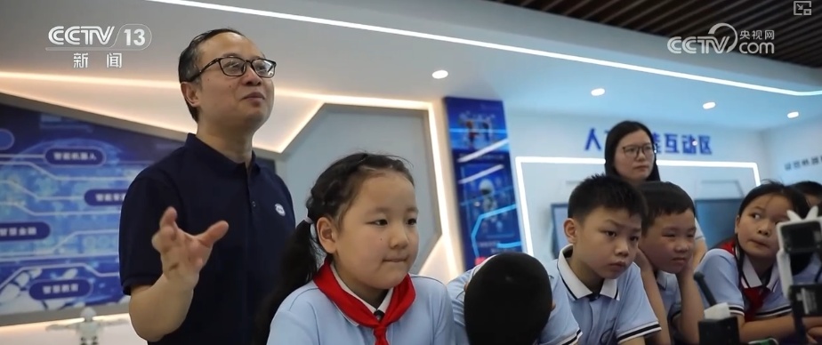 “人工智能+教育”快速铺开 多路径破解中小学AI教育“谁来教”难题