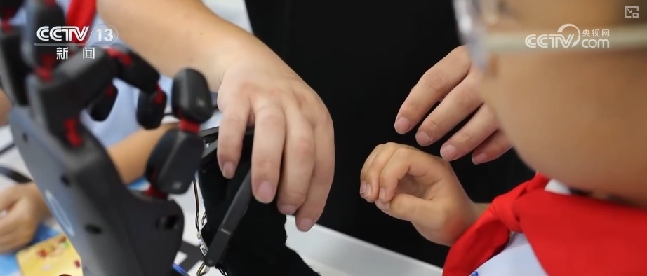 “人工智能+教育”快速铺开 多路径破解中小学AI教育“谁来教”难题