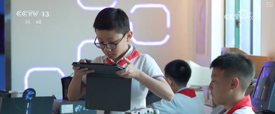 “人工智能+教育”快速铺开 多路径破解中小学AI教育“谁来教”难题