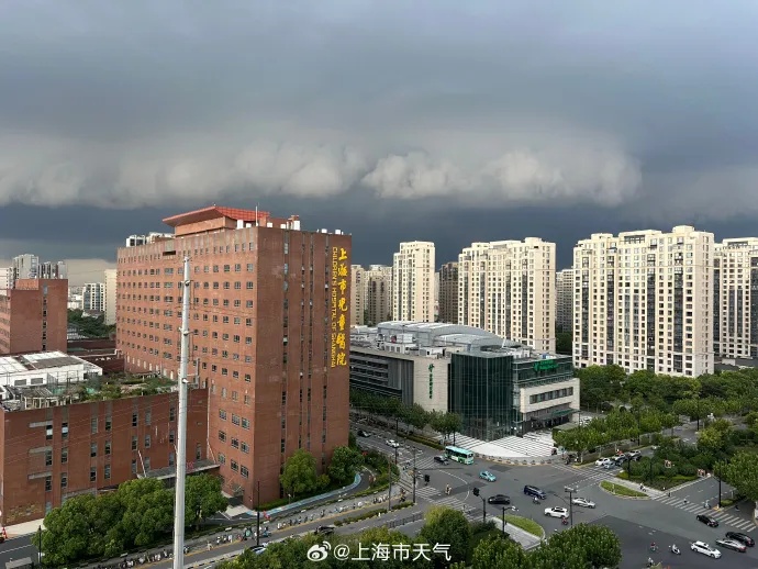 天空墨墨黑!目前上海“四黄”高挂!风雨雷冰雹 “天团” 来袭…… 天空墨墨黑!目前上海“四黄”高挂!风雨雷冰雹 “天团” 来袭……