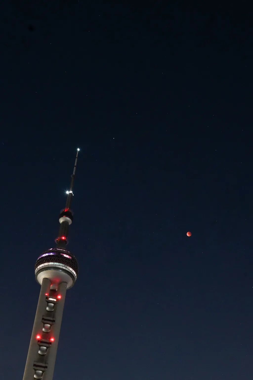 “红月亮”，刷屏朋友圈