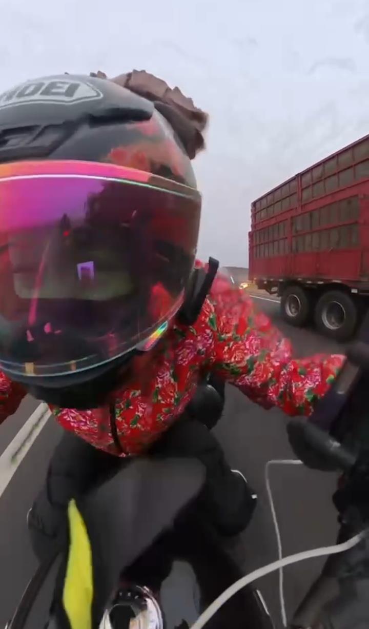 13米挂车为摩友“挡风”20分钟，摩友全网寻找司机欲酬谢被拒：顺手帮一把而已