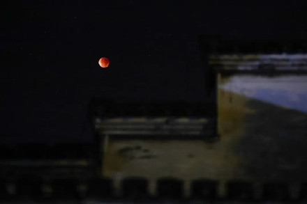 红月亮在午夜朋友圈刷屏