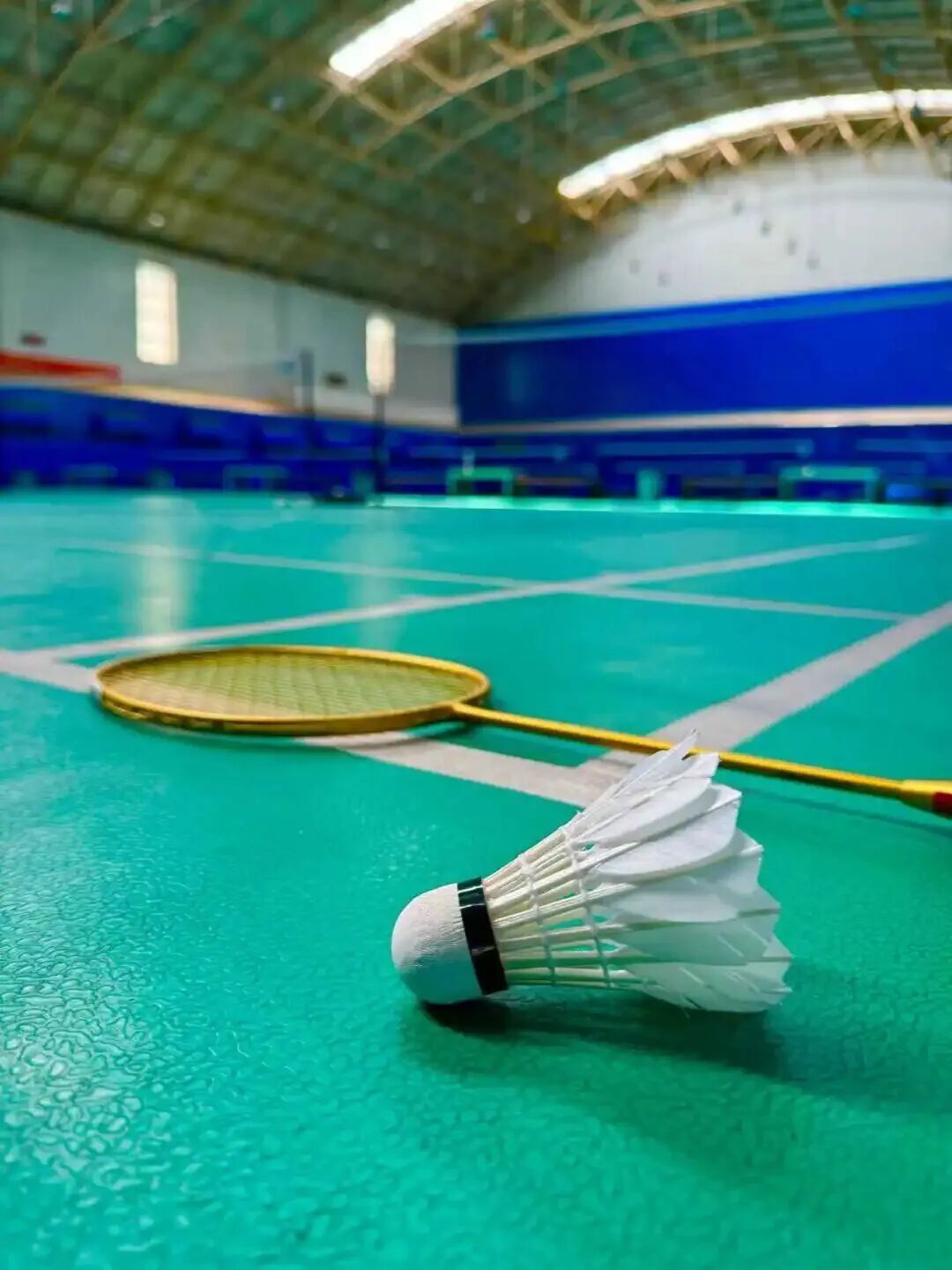 上体育课打羽毛球眼球被击破，上海一高中生将同学和学校告上法院……判了→