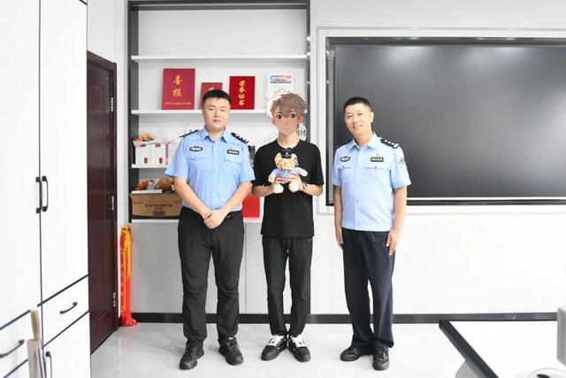 警察叔叔，我们逮住了一个小偷！