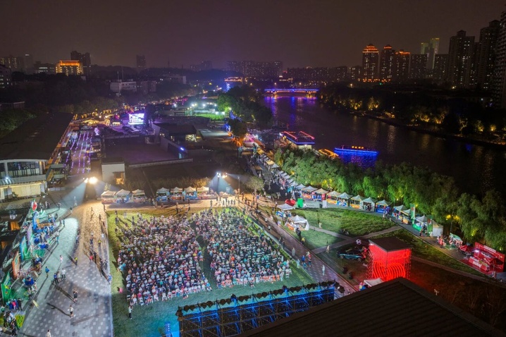 “超”级圈粉，球迷拿着票根游南京