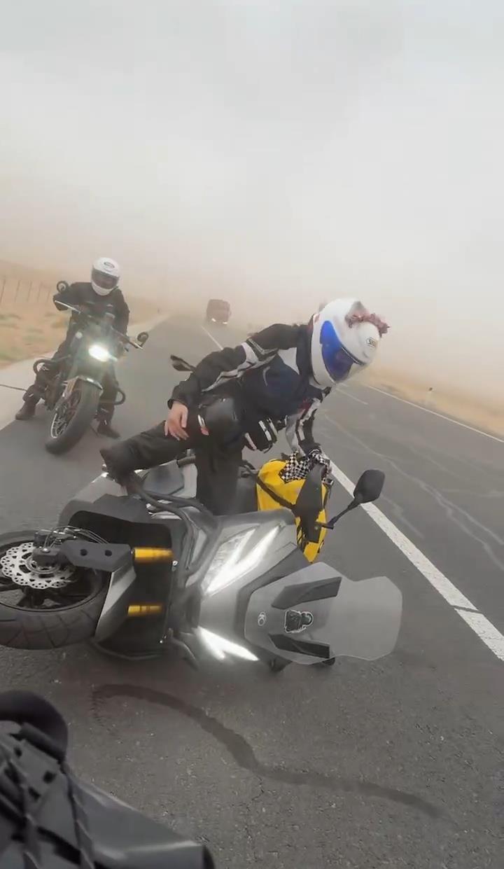 13米挂车为摩友“挡风”20分钟，摩友全网寻找司机欲酬谢被拒：顺手帮一把而已