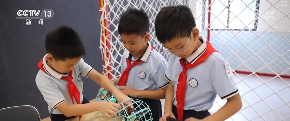 “人工智能+教育”快速铺开 多路径破解中小学AI教育“谁来教”难题