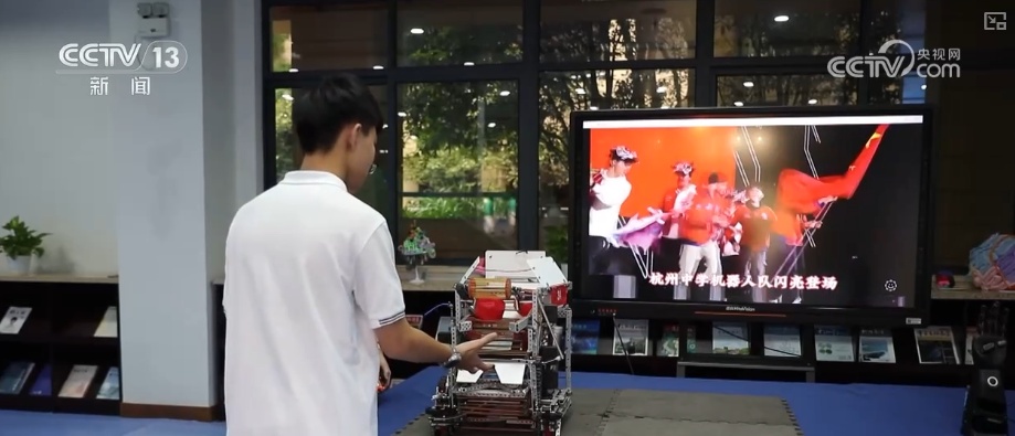 “人工智能+教育”快速铺开 多路径破解中小学AI教育“谁来教”难题