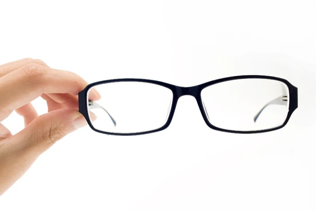 再这么擦眼镜，它就离“报废”不远了！很多人都干过