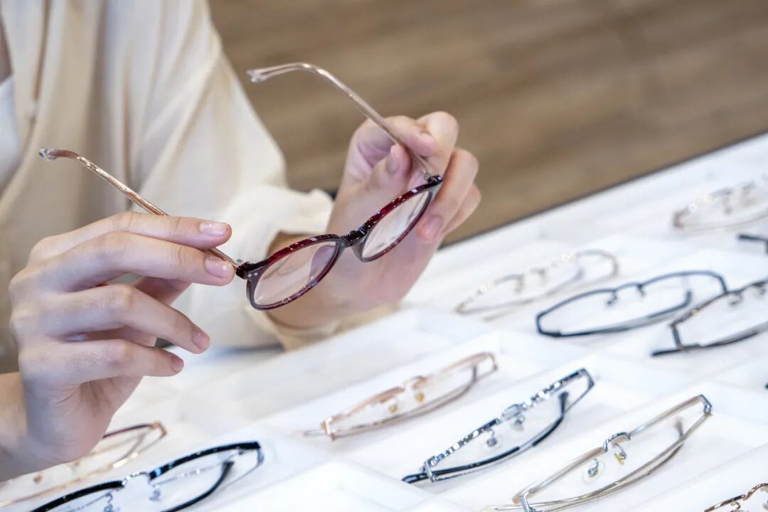 再这么擦眼镜，它就离“报废”不远了！很多人都干过