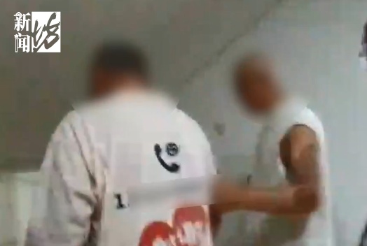 事发上海地铁！一男子赤裸上身，手里东西引起警方注意→