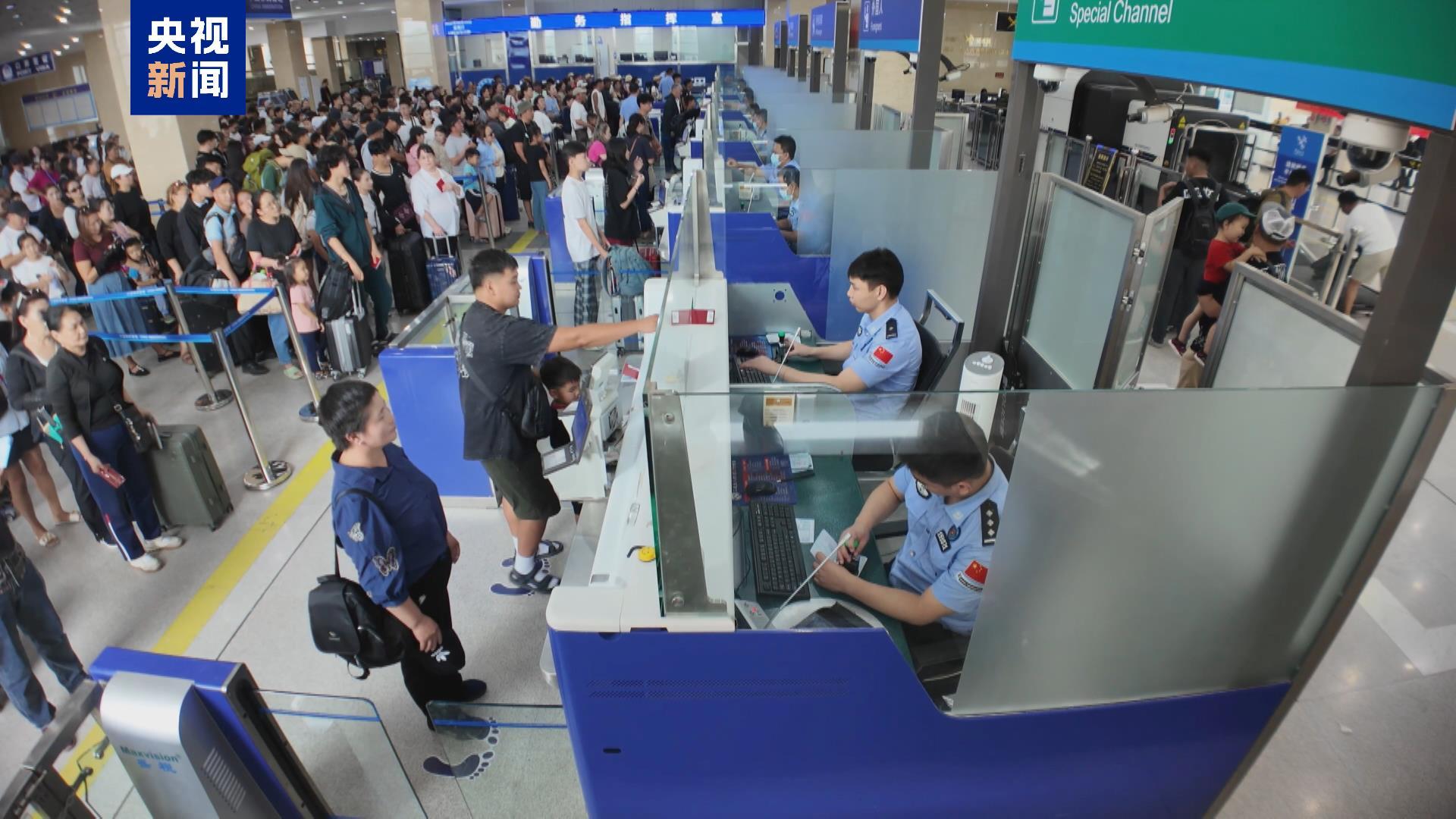 二连浩特口岸今年出入境人员突破200万人次