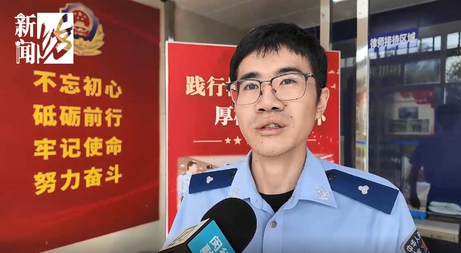 事发上海地铁！一男子赤裸上身，手里东西引起警方注意→