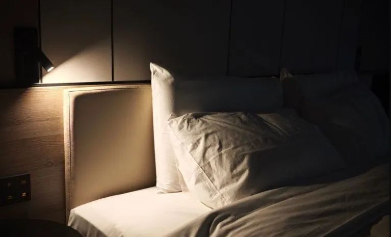 原来睡觉需要两个枕头?这么多年我们都睡错了! 原来睡觉需要两个枕头?这么多年我们都睡错了!