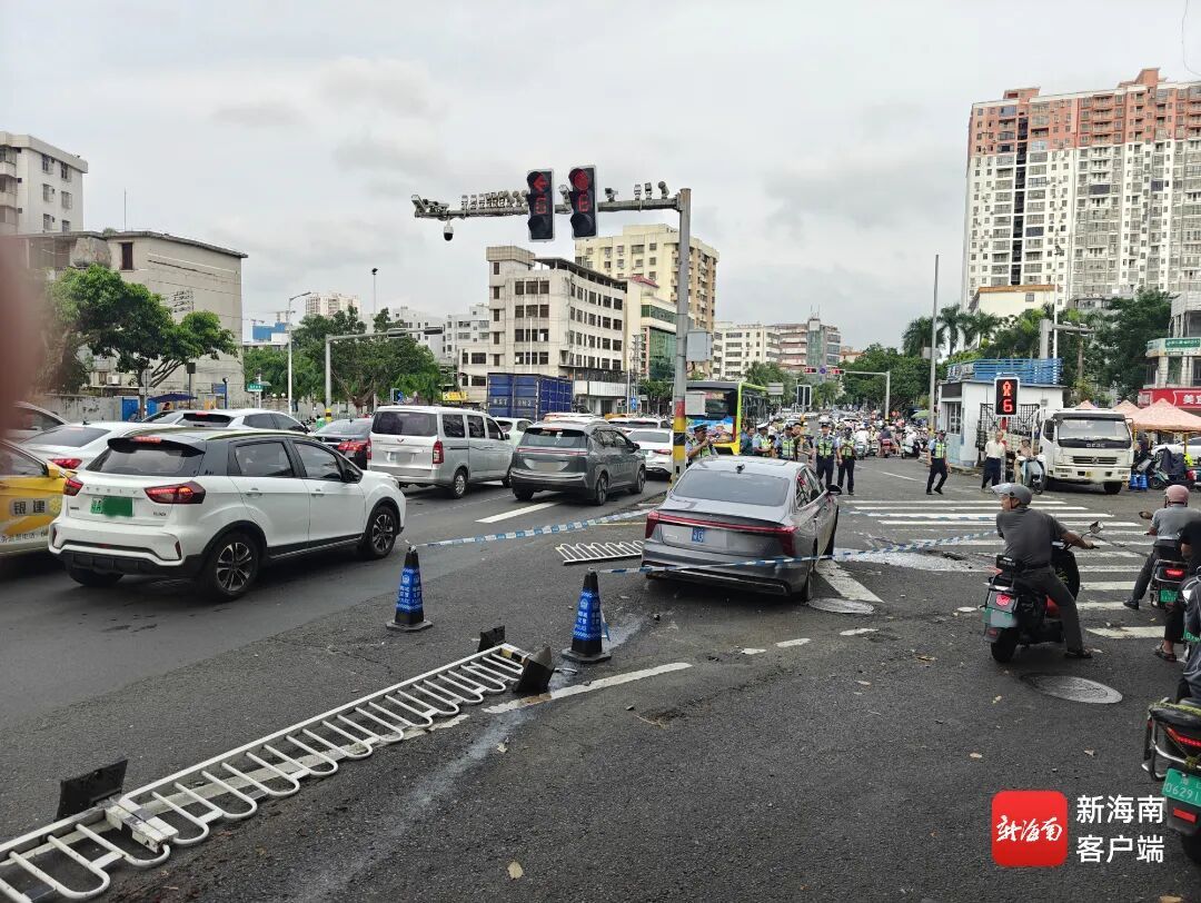 海口一小轿车撞倒数十米护栏，肇事司机正接受民警调查