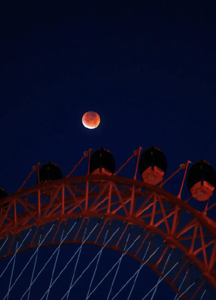 红月亮在午夜朋友圈刷屏