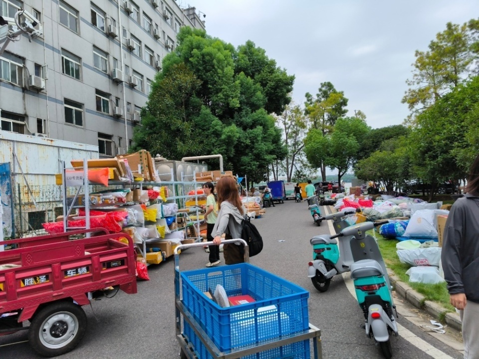 “人还未至,行李先到”,开学前有高校驿站每日到3万个包裹 “人还未至,行李先到”,开学前有高校驿站每日到3万个包裹