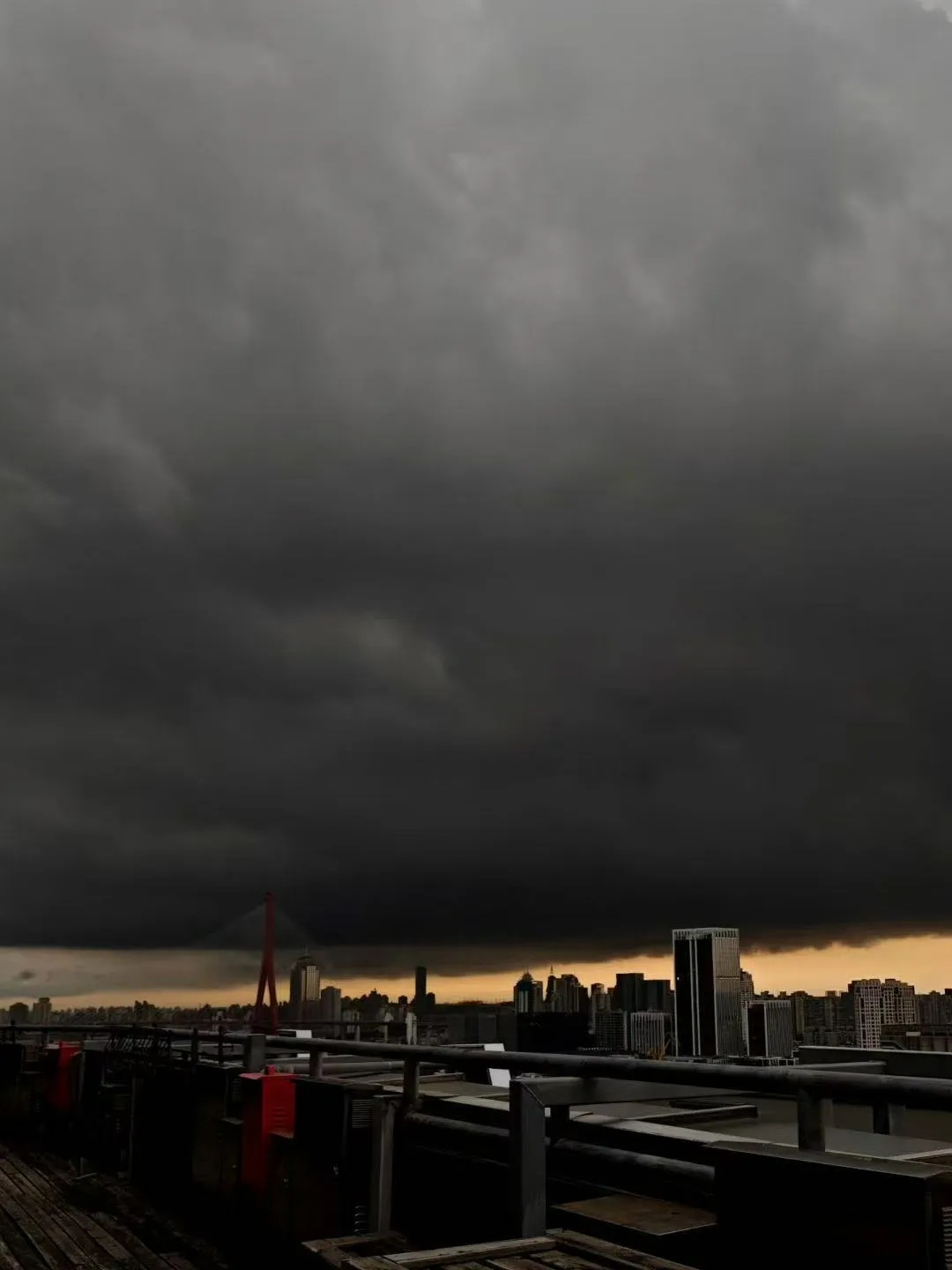 天空墨墨黑!目前上海“四黄”高挂!风雨雷冰雹 “天团” 来袭…… 天空墨墨黑!目前上海“四黄”高挂!风雨雷冰雹 “天团” 来袭……
