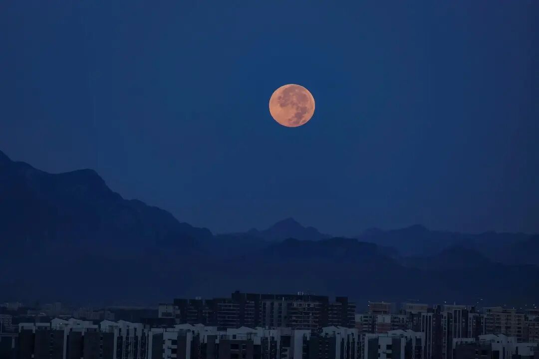 “红月亮”，刷屏朋友圈