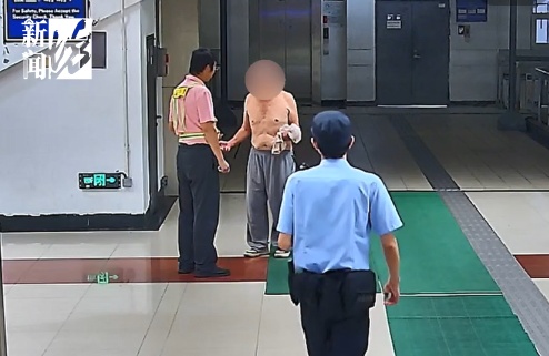 事发上海地铁！一男子赤裸上身，手里东西引起警方注意→