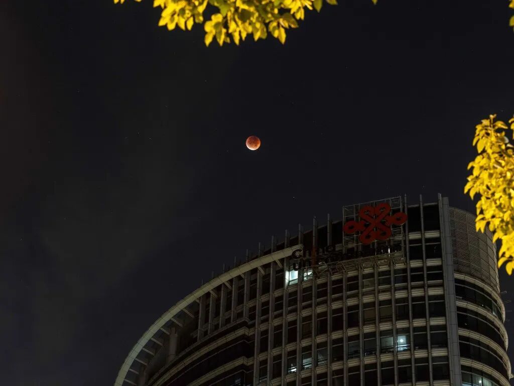 “红月亮”，刷屏朋友圈