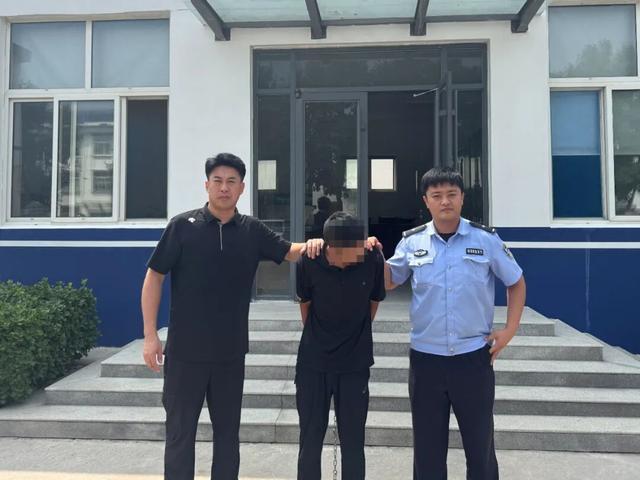 警察叔叔，我们逮住了一个小偷！
