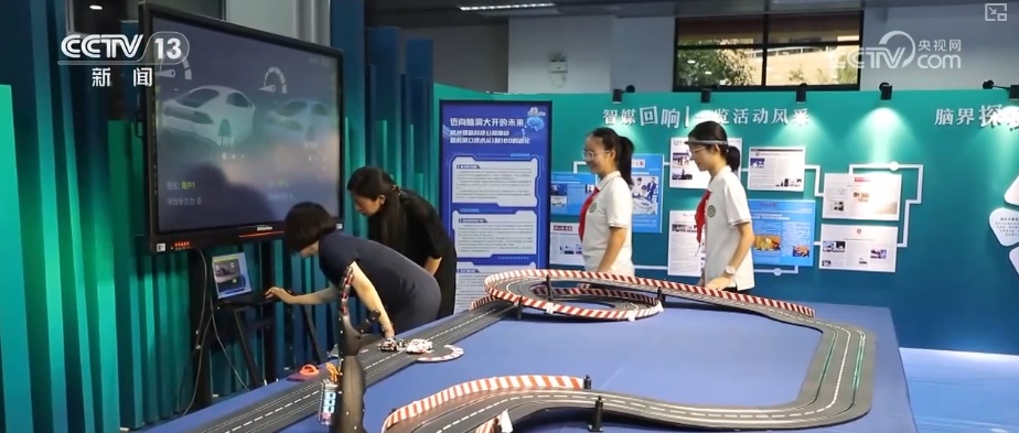 “人工智能+教育”快速铺开 多路径破解中小学AI教育“谁来教”难题