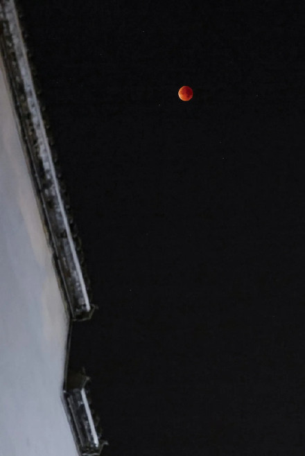 红月亮在午夜朋友圈刷屏