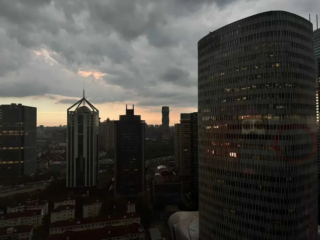 天空墨墨黑!目前上海“四黄”高挂!风雨雷冰雹 “天团” 来袭…… 天空墨墨黑!目前上海“四黄”高挂!风雨雷冰雹 “天团” 来袭……