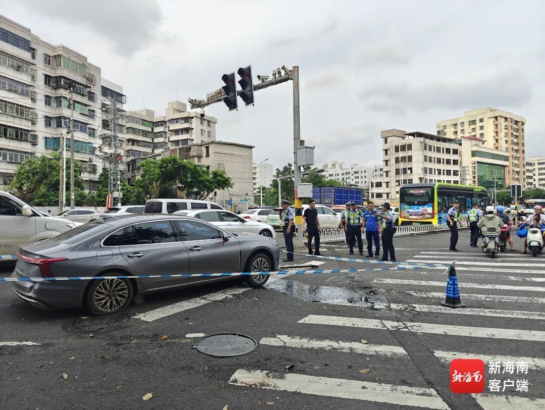 海口一小轿车撞倒数十米护栏，肇事司机正接受民警调查