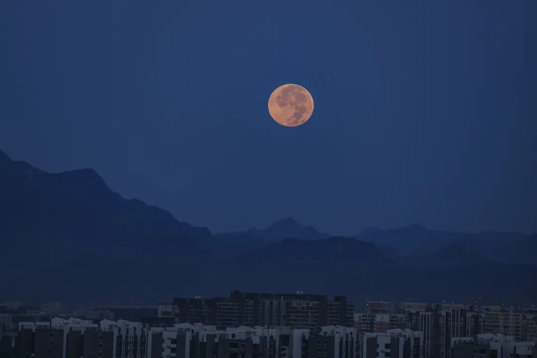 刷屏山西人朋友圈！“红月亮”高清大图来了