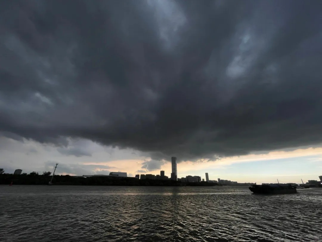 天空墨墨黑!目前上海“四黄”高挂!风雨雷冰雹 “天团” 来袭…… 天空墨墨黑!目前上海“四黄”高挂!风雨雷冰雹 “天团” 来袭……