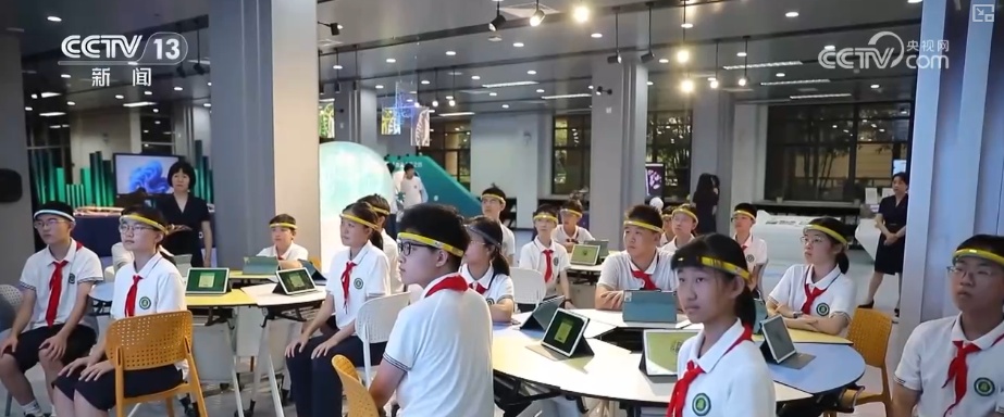 “人工智能+教育”快速铺开 多路径破解中小学AI教育“谁来教”难题