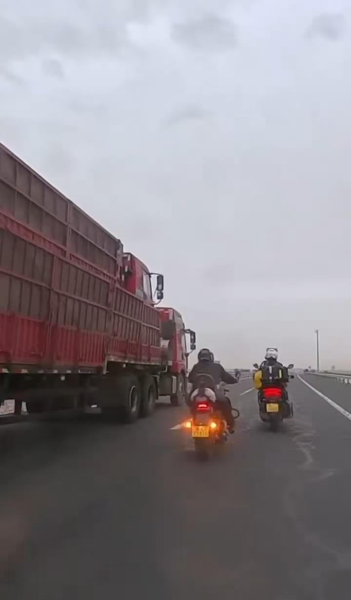 13米挂车为摩友“挡风”20分钟，摩友全网寻找司机欲酬谢被拒：顺手帮一把而已