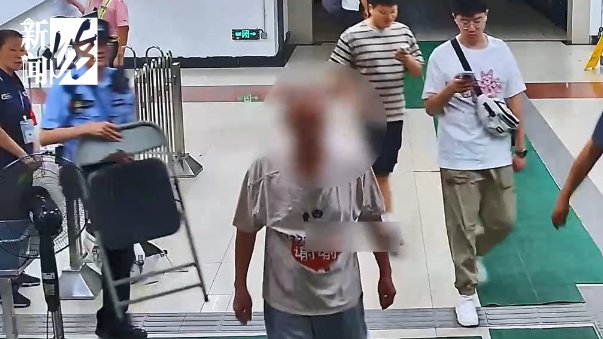 事发上海地铁！一男子赤裸上身，手里东西引起警方注意→