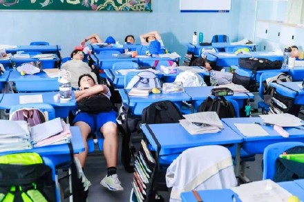 用课桌椅平躺睡！广州这些学校“上新”更上心