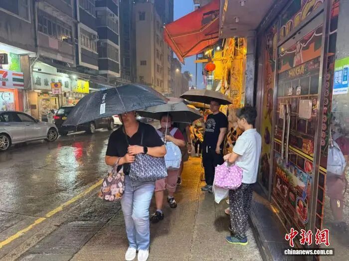 香港、澳门发出“八号风球”