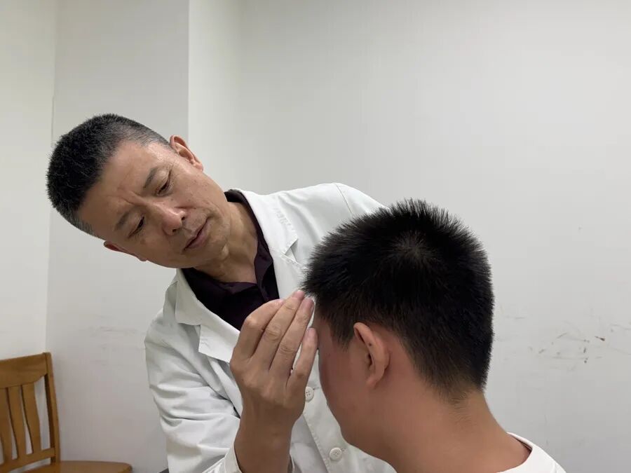 6岁男童频频点头、清嗓、怪叫！开学季这病高发？医生提醒：能治，但千万别拖！