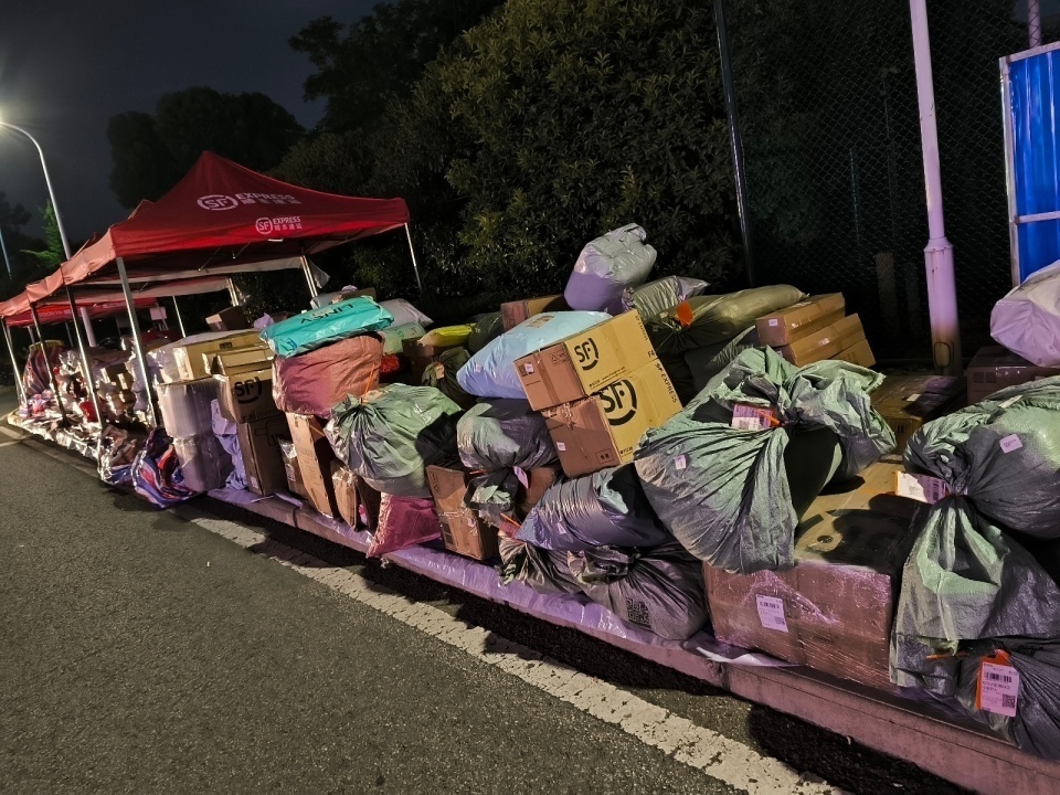 “人还未至,行李先到”,开学前有高校驿站每日到3万个包裹 “人还未至,行李先到”,开学前有高校驿站每日到3万个包裹