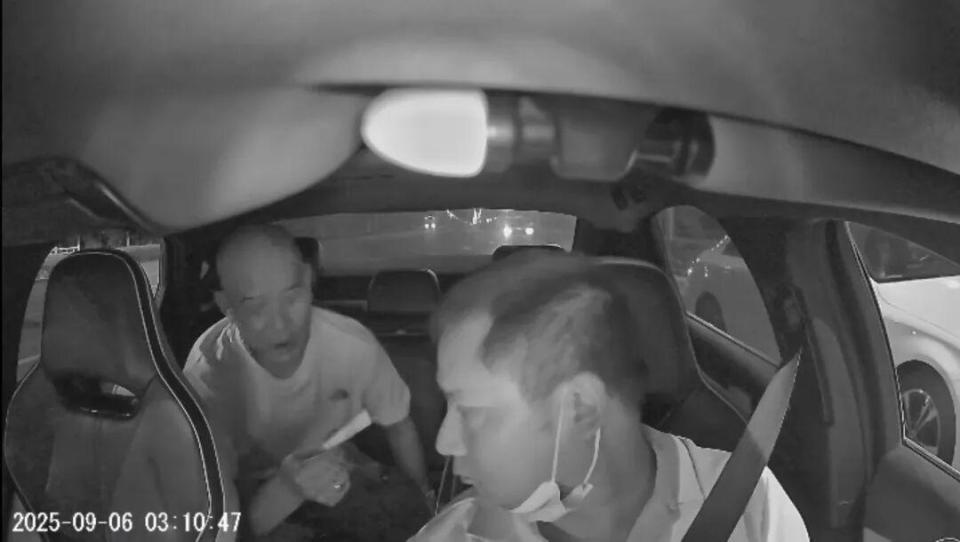 “爷叔”凌晨搭网约车，心疼司机吃面包打赏100元，司机：希望他老人家长命百岁