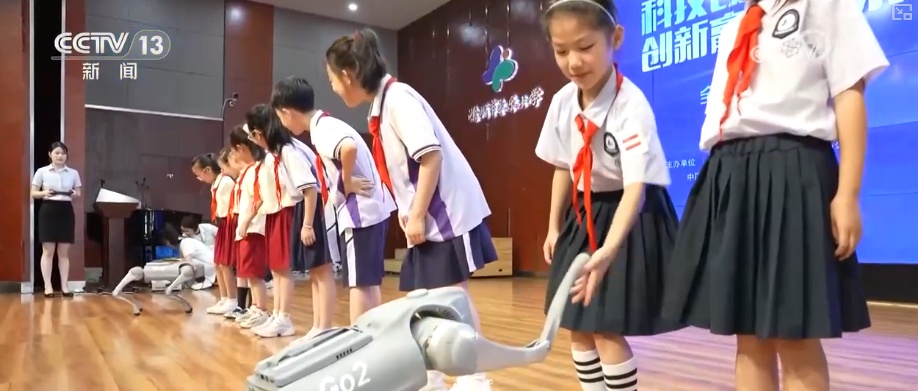 能触摸、能操作！“流动科技馆”进校园 播撒科学种子点燃青少年科技梦