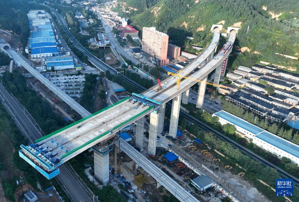 延安南泥湾机场大桥成功转体