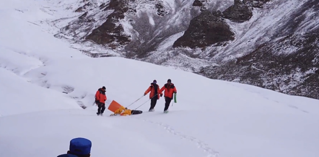 三名男子非法私自攀登玉珠峰被困!青海多部门联合救援 三名男子非法私自攀登玉珠峰被困!青海多部门联合救援
