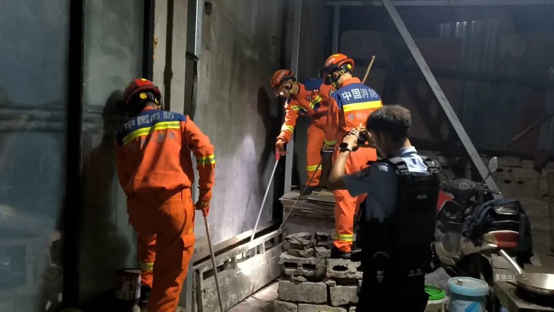 “嘶嘶嘶~”贵州一民宅中惊现3.5米眼镜王蛇，消防：“塑料单间”准备好了