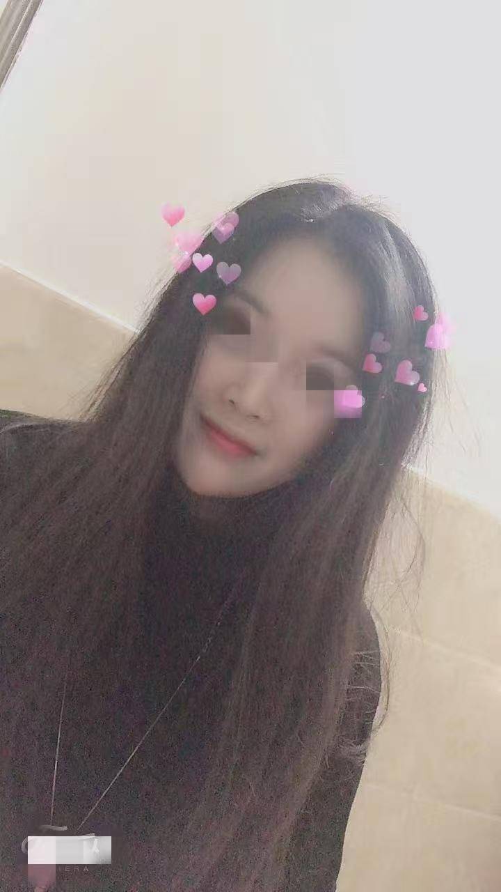 男子求爱遭拒等民警离开后泼硫酸捅刺女子数十刀，终审判死刑